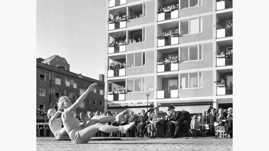 Gymnastikuppvisning av Sofiaflickorna på Västertorpsplan inför kung Gustaf VI Adolf vid invigningen av centrumanläggningen 1955. Källa Wikipedia